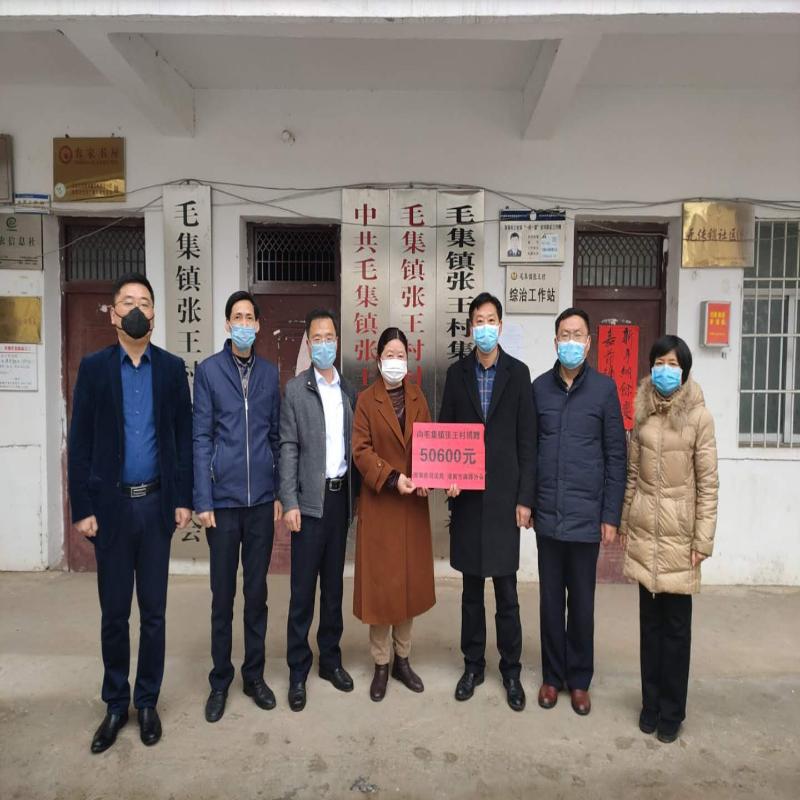 市司法局赴扶贫村送交律所捐款